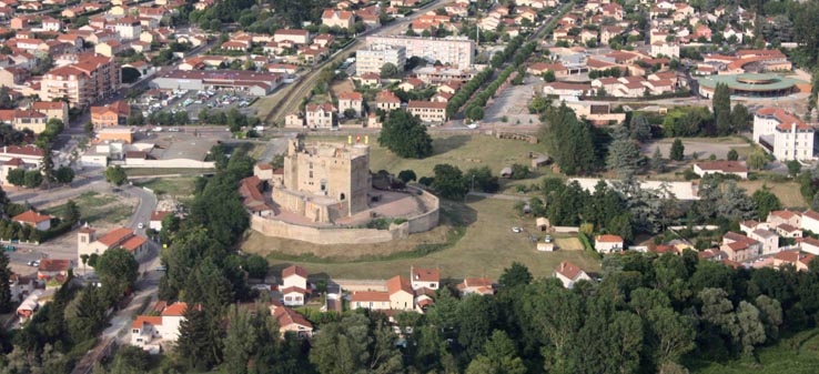 Vue aérienne du château de Montrond