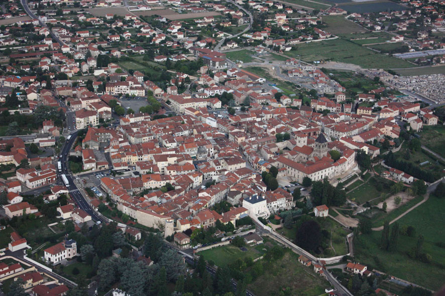 Vue aérienne du bourg médiéval de Saint-Rambert