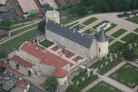 Vue aérienne du château de Bouthéon