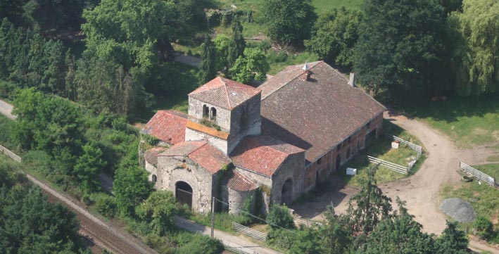 Vue aérienne de l'église du prieuré de Jourcey