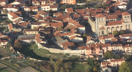 Vue aérienne du bourg de Champdieu