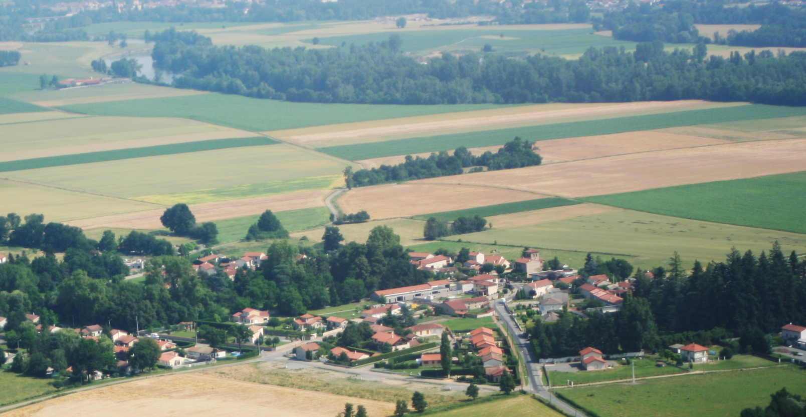 Vue aérienne d'Unias et du lit majeur de la Loire