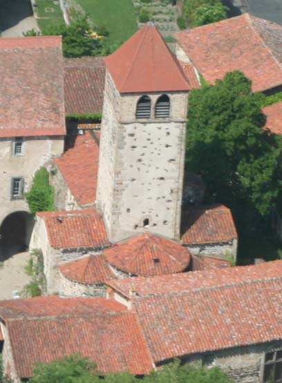 Vue aérienne de l'église de Chalain d'Uzore